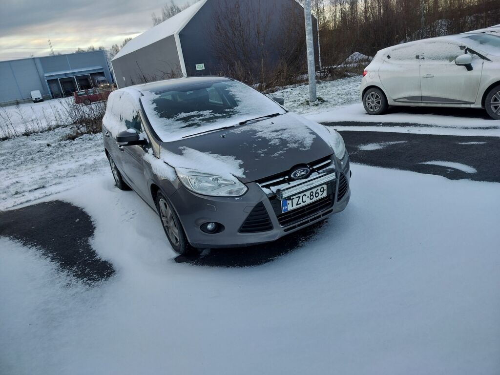 Ford Focus 2013 Ruskea (beige)