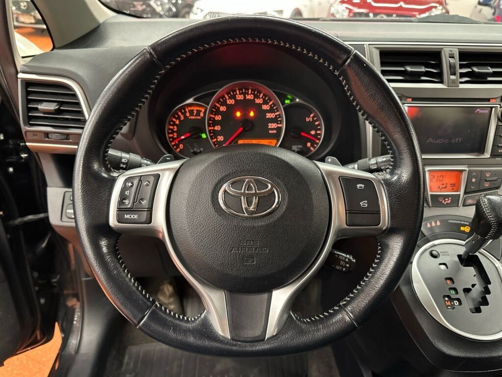 Toyota Verso-S 2014 Musta