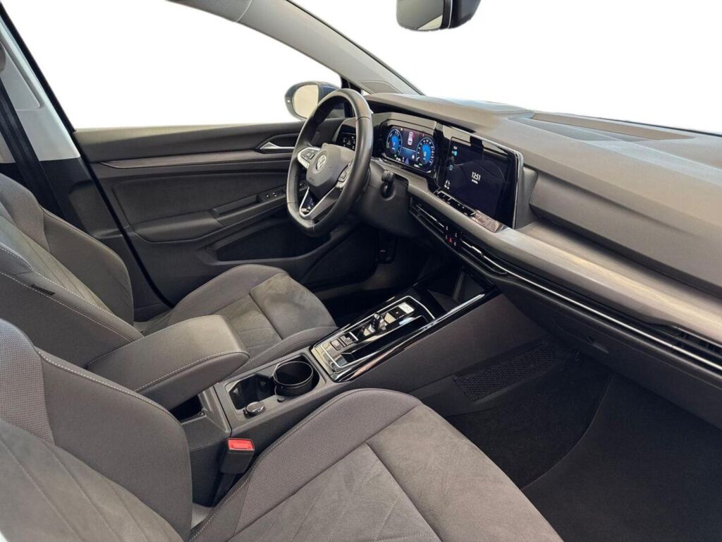 Volkswagen Golf 2023 Sininen