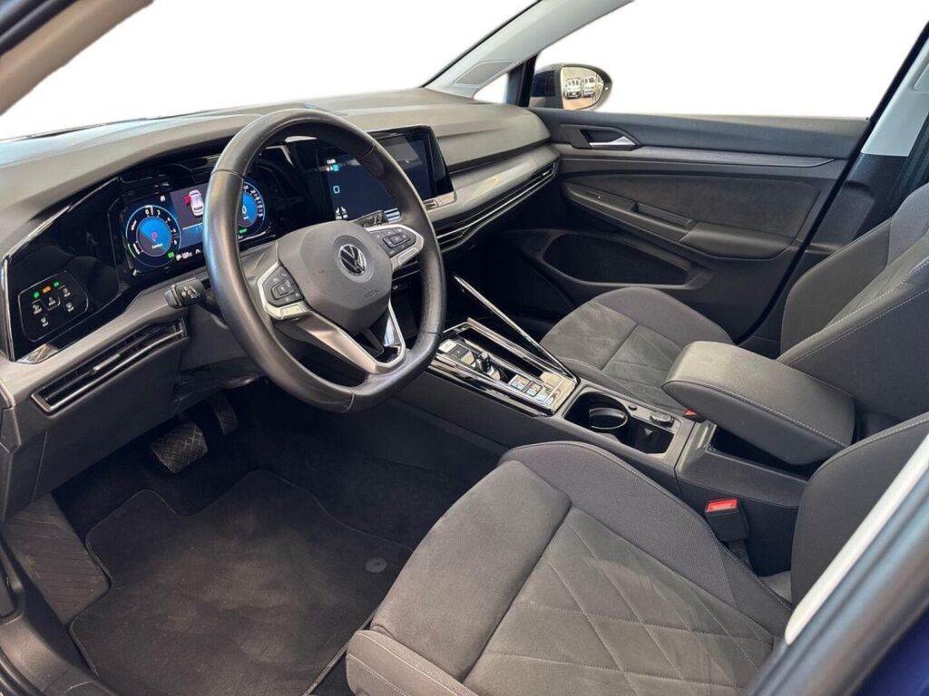 Volkswagen Golf 2023 Sininen