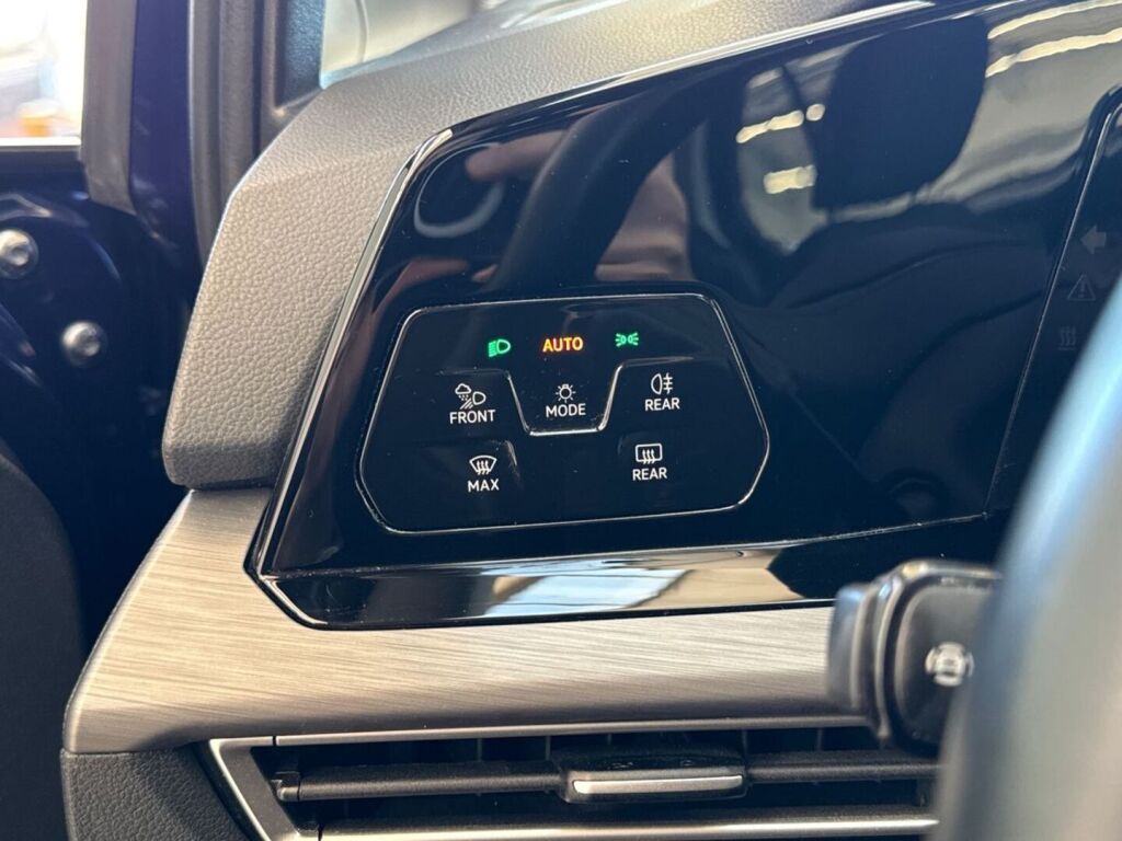 Volkswagen Golf 2023 Sininen