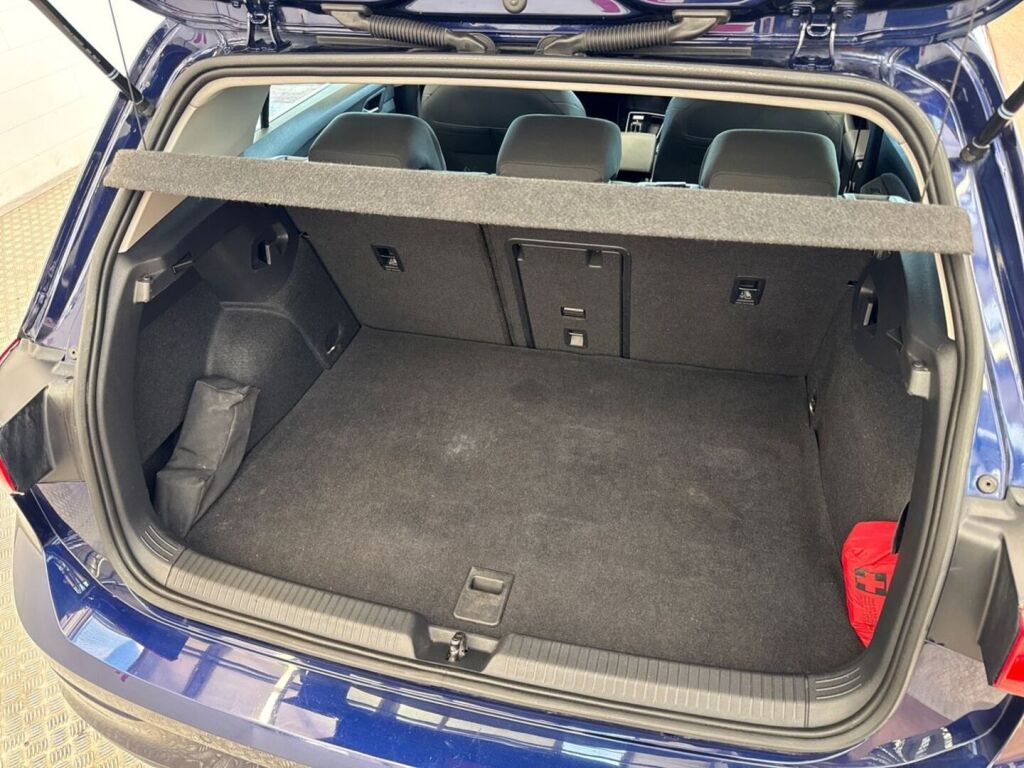 Volkswagen Golf 2023 Sininen