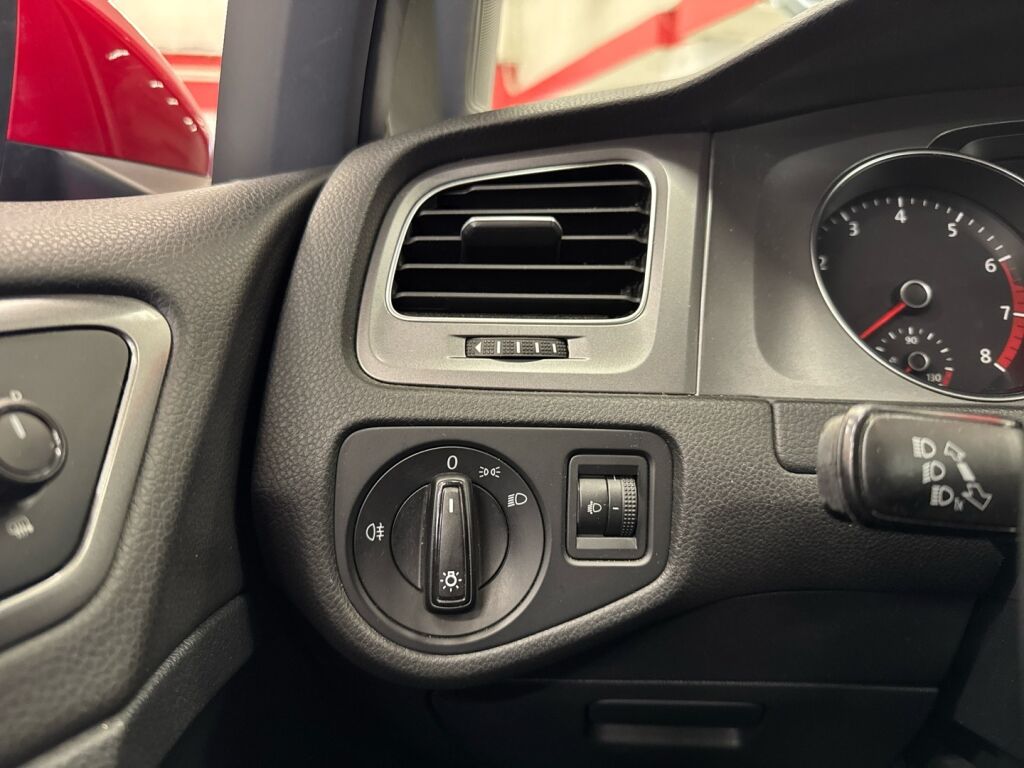Volkswagen Golf 2013 Punainen