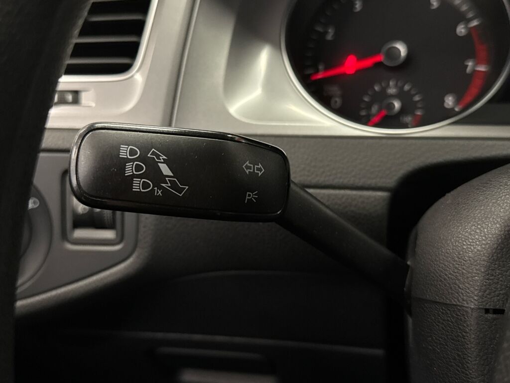 Volkswagen Golf 2013 Punainen