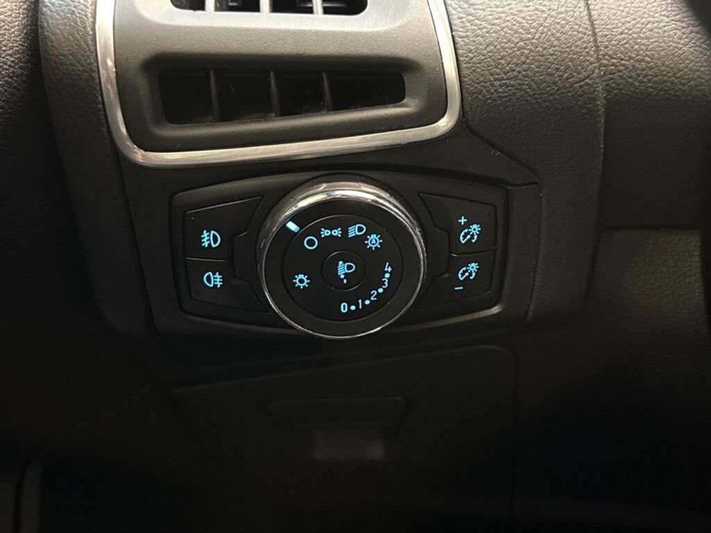 Ford Focus 2014 Punainen