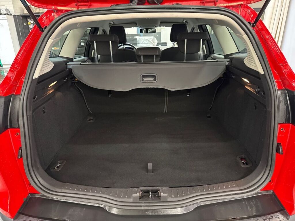 Ford Focus 2014 Punainen