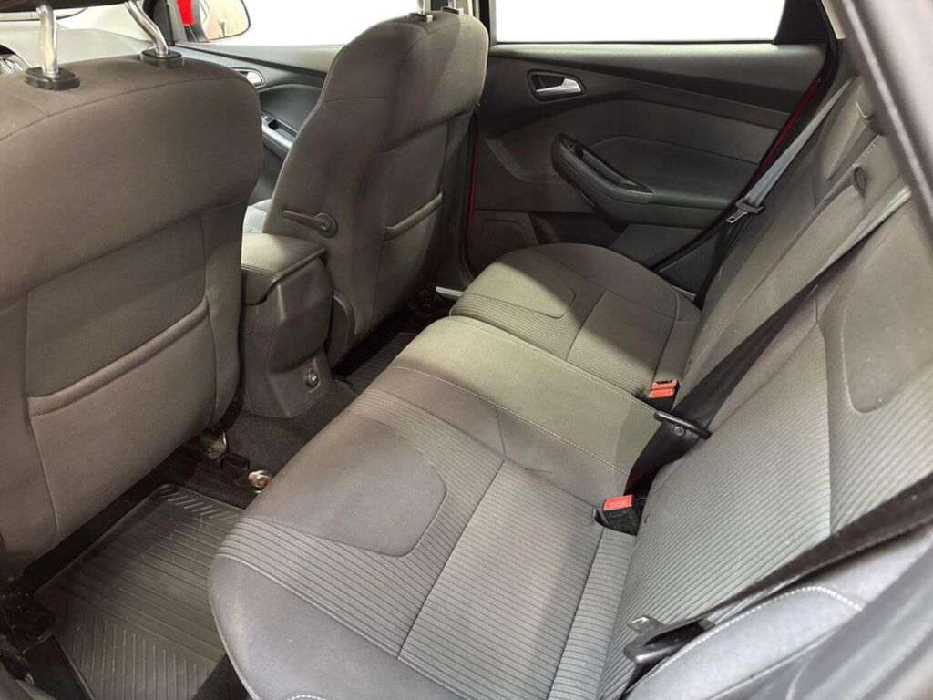 Ford Focus 2014 Punainen