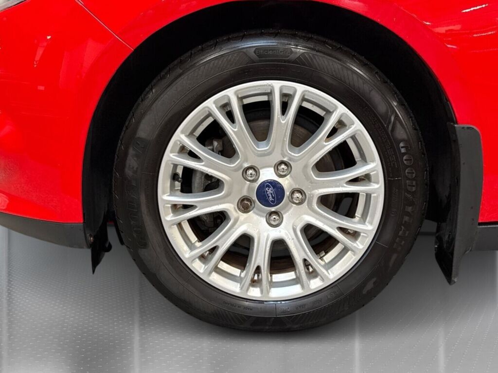 Ford Focus 2014 Punainen