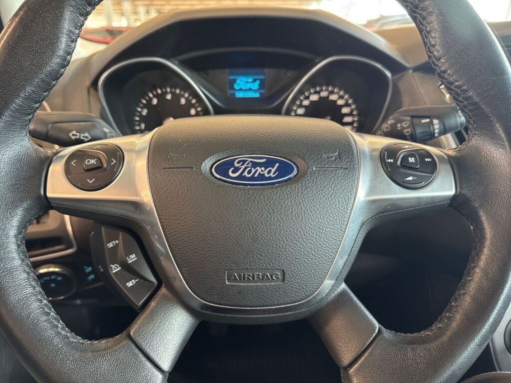 Ford Focus 2014 Metallinhohto Punainen (Red Candy)