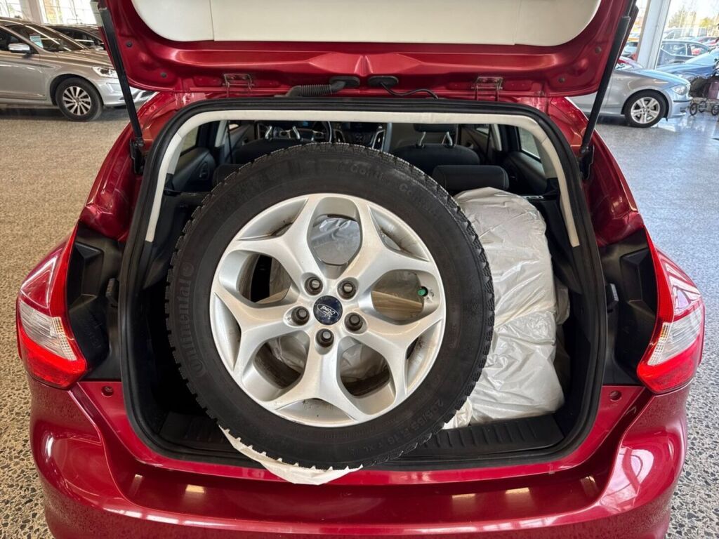 Ford Focus 2014 Metallinhohto Punainen (Red Candy)