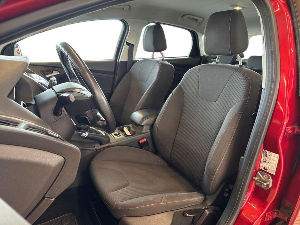 Ford Focus 2014 Metallinhohto Punainen (Red Candy)