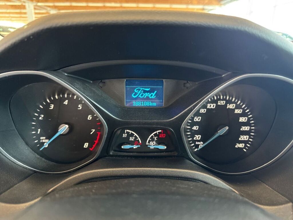 Ford Focus 2014 Metallinhohto Punainen (Red Candy)