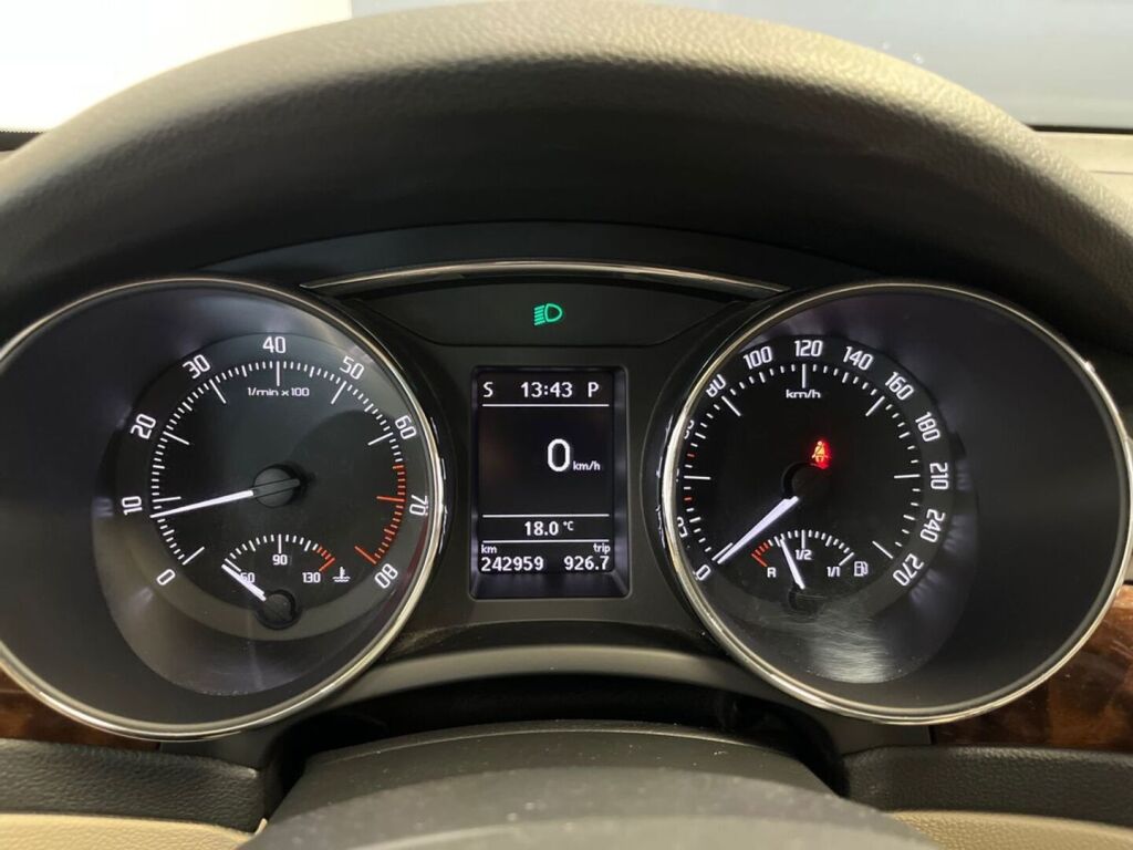 Skoda Superb 2014 Musta