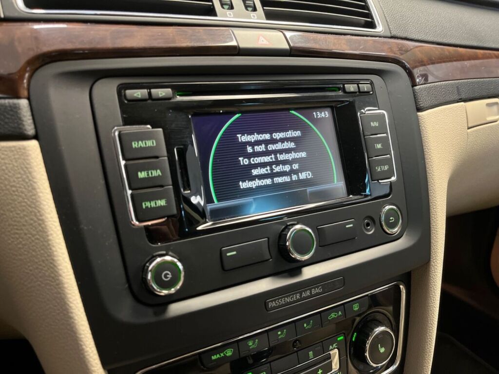 Skoda Superb 2014 Musta