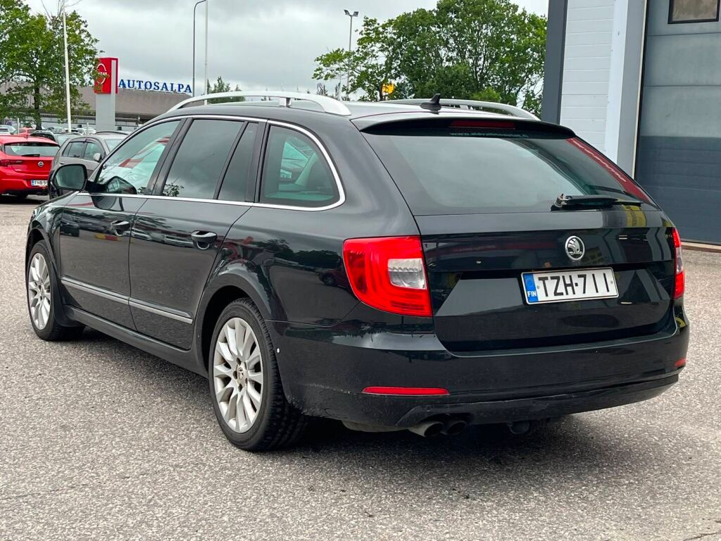 Skoda Superb 2014 Musta