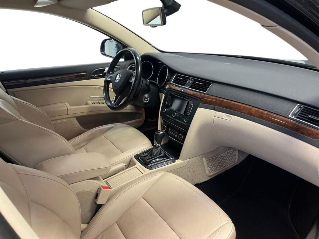 Skoda Superb 2014 Musta