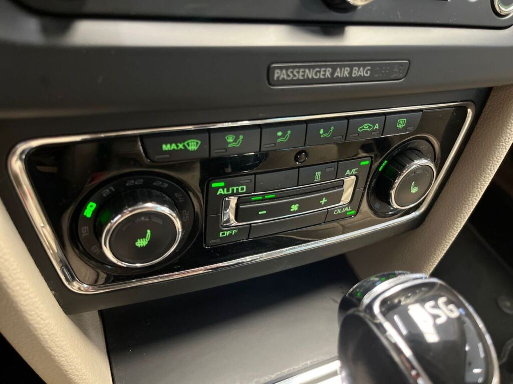 Skoda Superb 2014 Musta