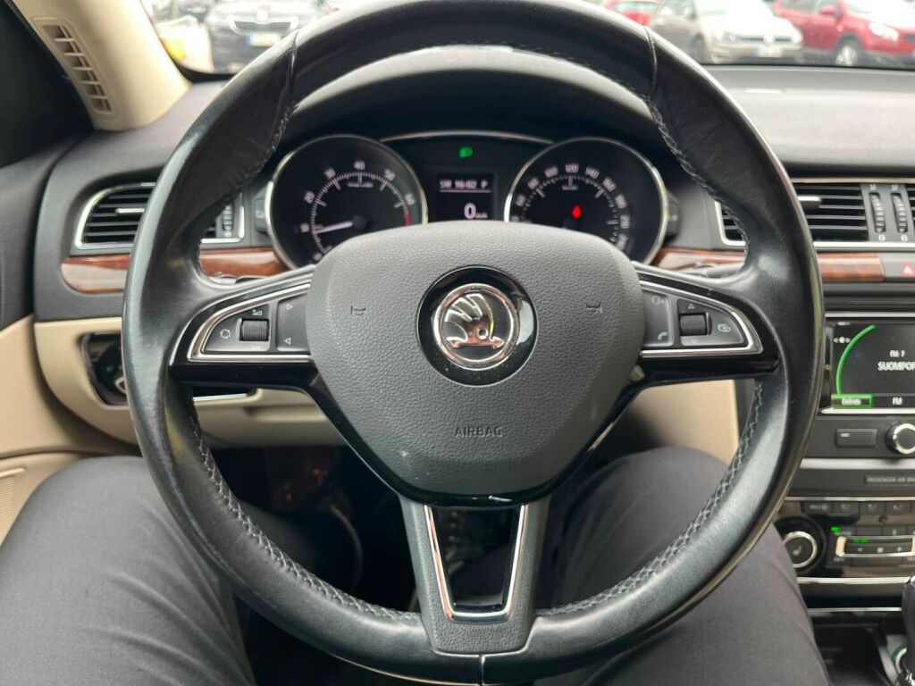 Skoda Superb 2014 Musta