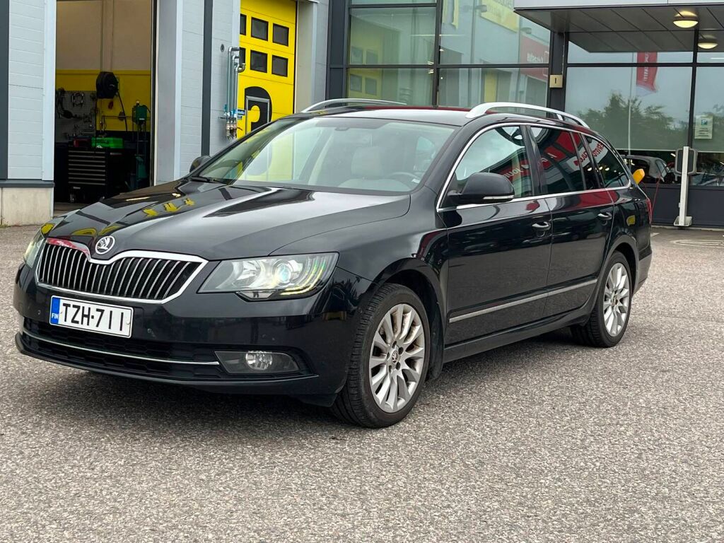Skoda Superb 2014 Musta