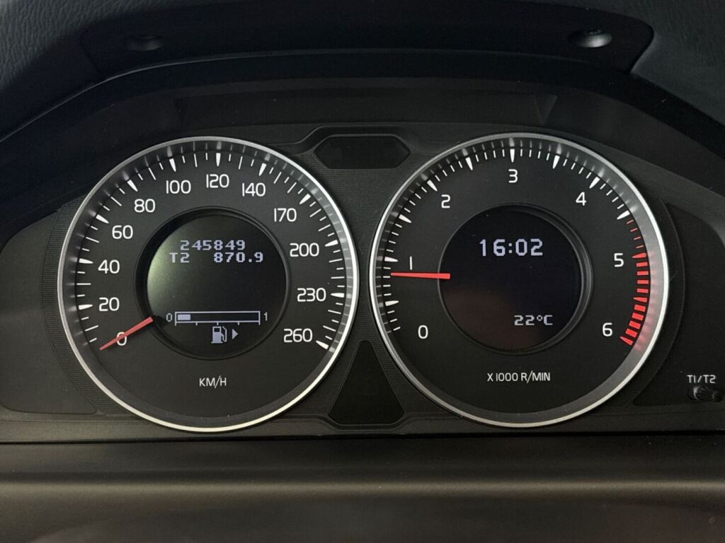 Volvo V70 2013 Musta