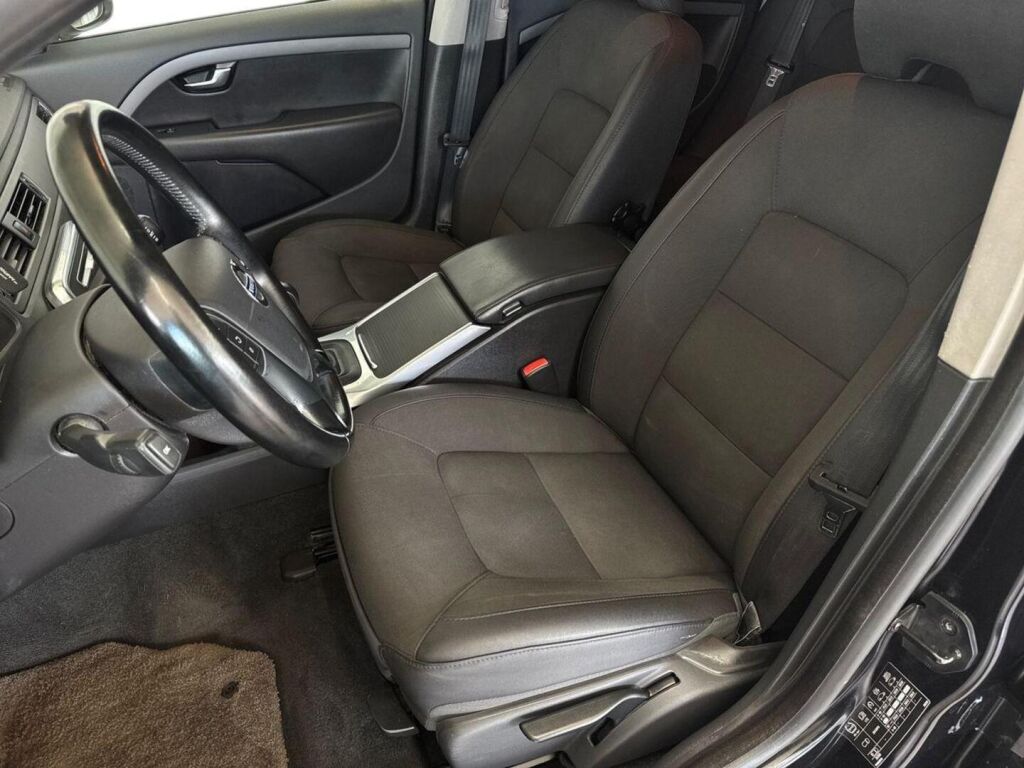 Volvo V70 2013 Musta