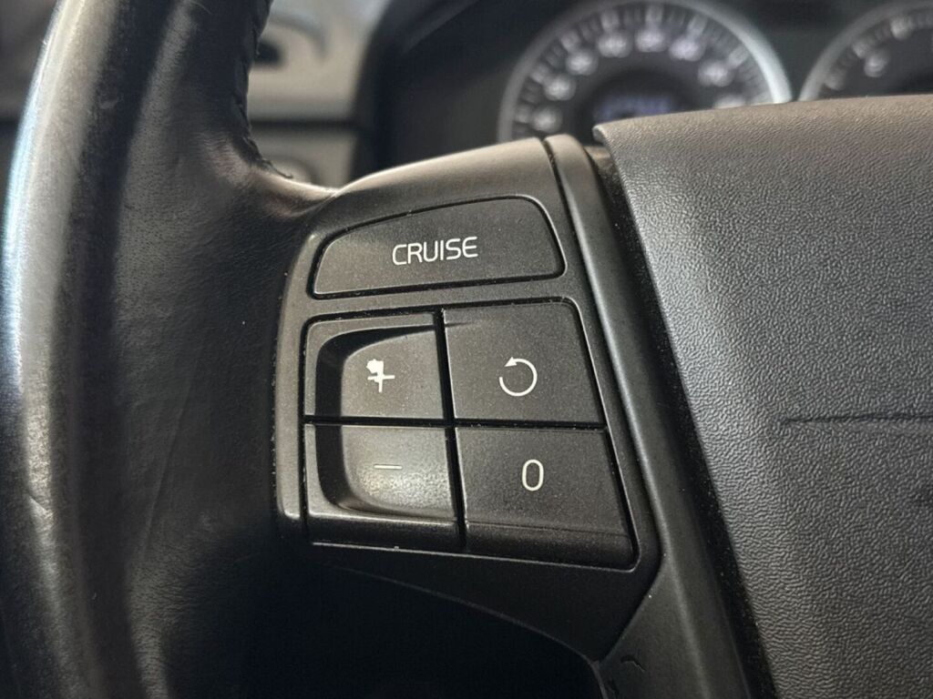 Volvo V70 2013 Musta
