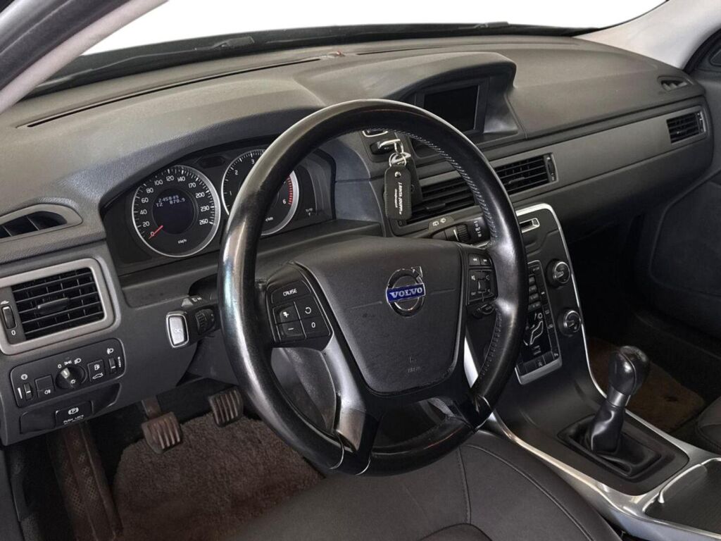 Volvo V70 2013 Musta