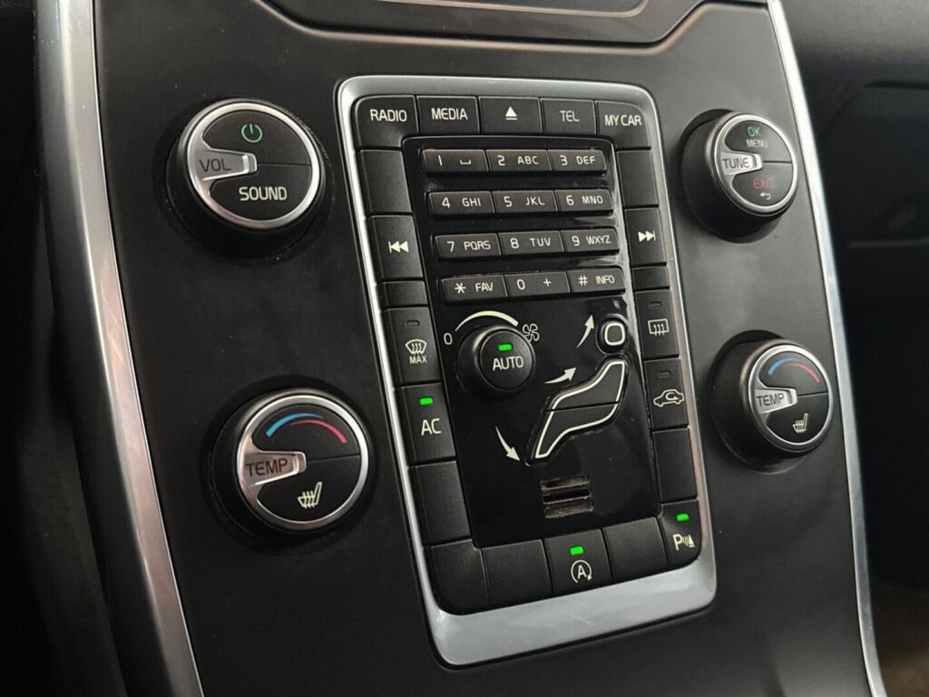 Volvo V70 2013 Musta