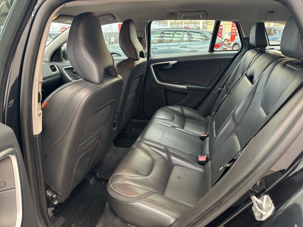 Volvo V60 2014 Musta