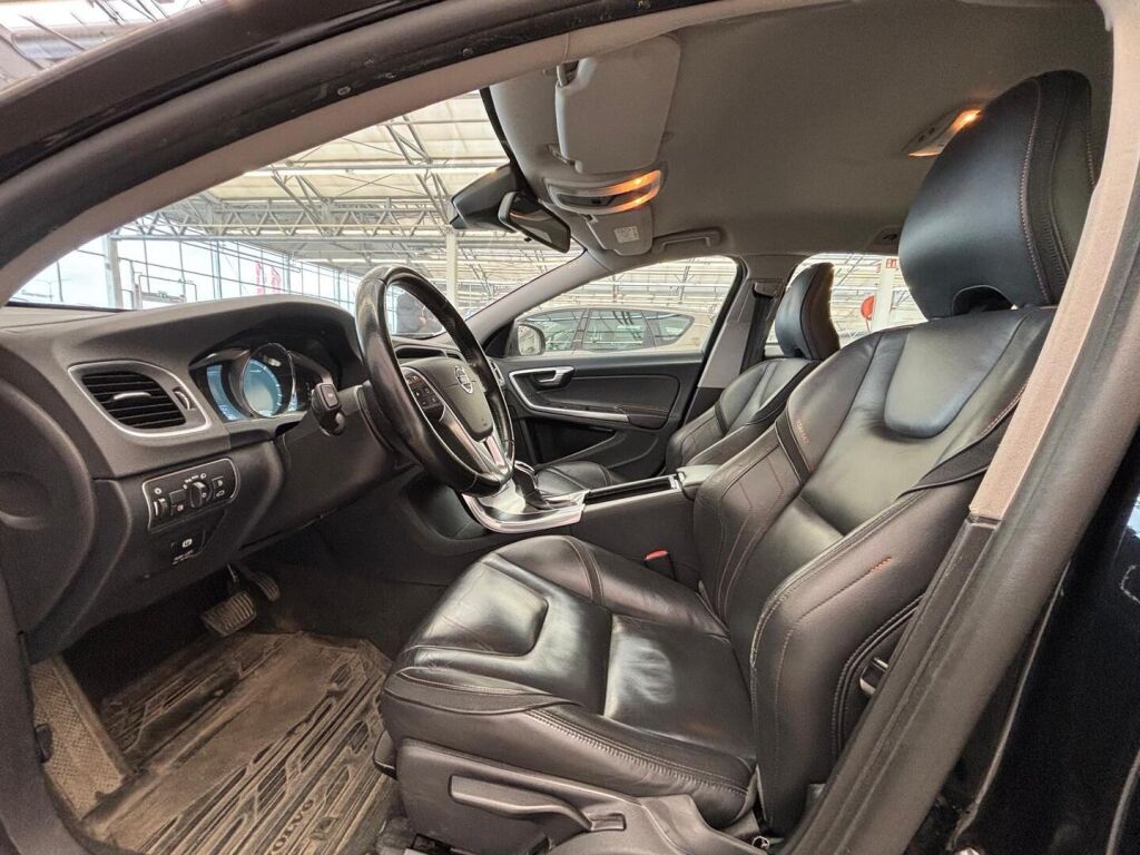 Volvo V60 2014 Musta