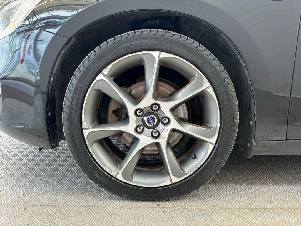 Volvo V60 2014 Musta