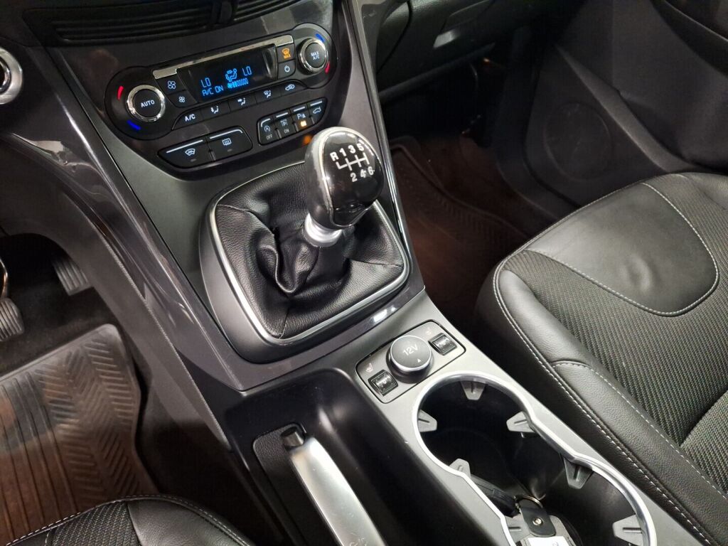 Ford Kuga 2015 Musta