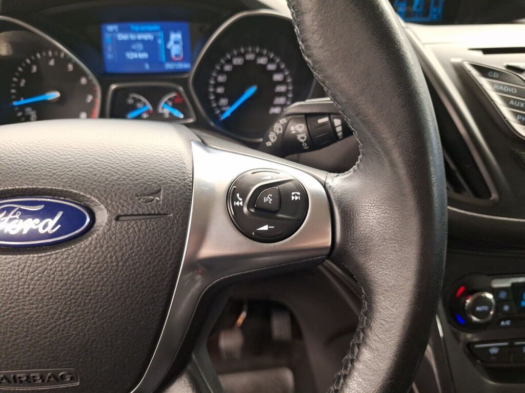 Ford Kuga 2015 Musta