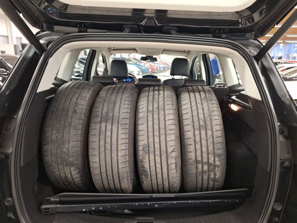 Ford Kuga 2015 Musta