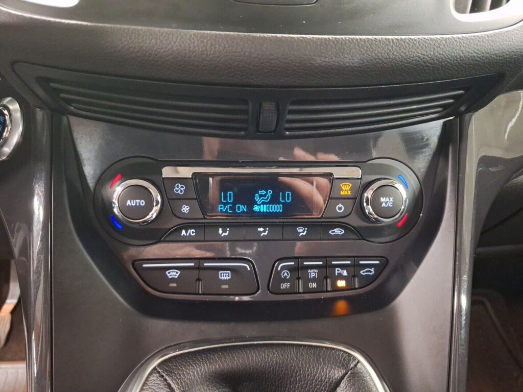 Ford Kuga 2015 Musta