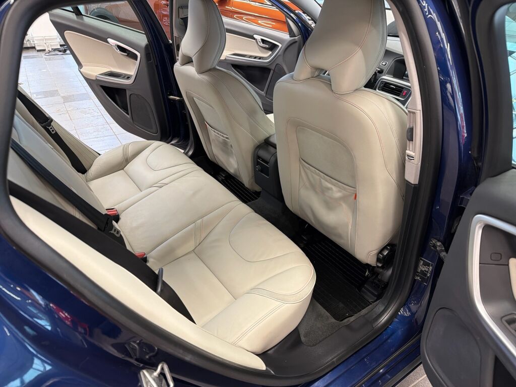 Volvo V60 2014 Sininen