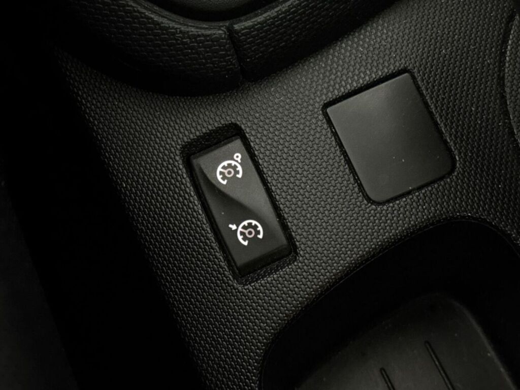 Renault Clio 2015 Punainen