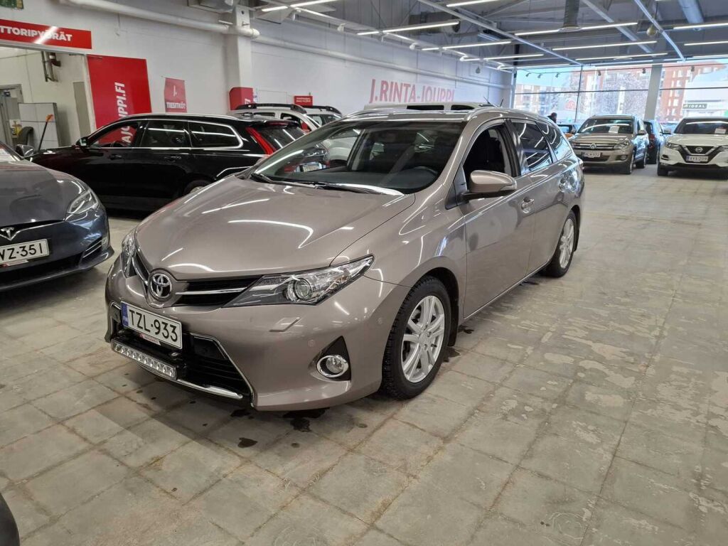 Toyota Auris 2015 Ruskea (beige)
