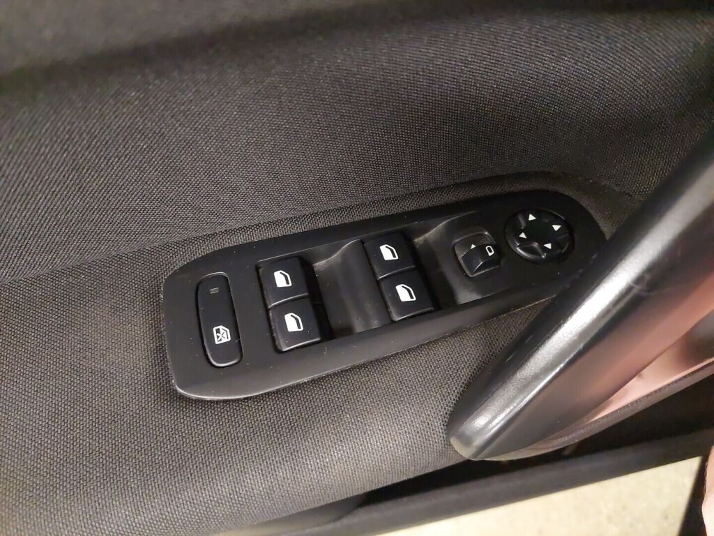 Peugeot 308 2015 Musta