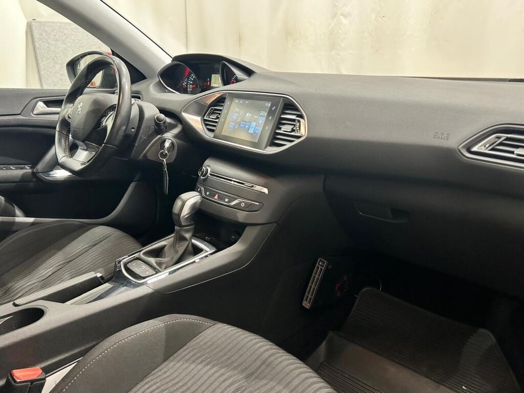 Peugeot 308 2015 Punainen