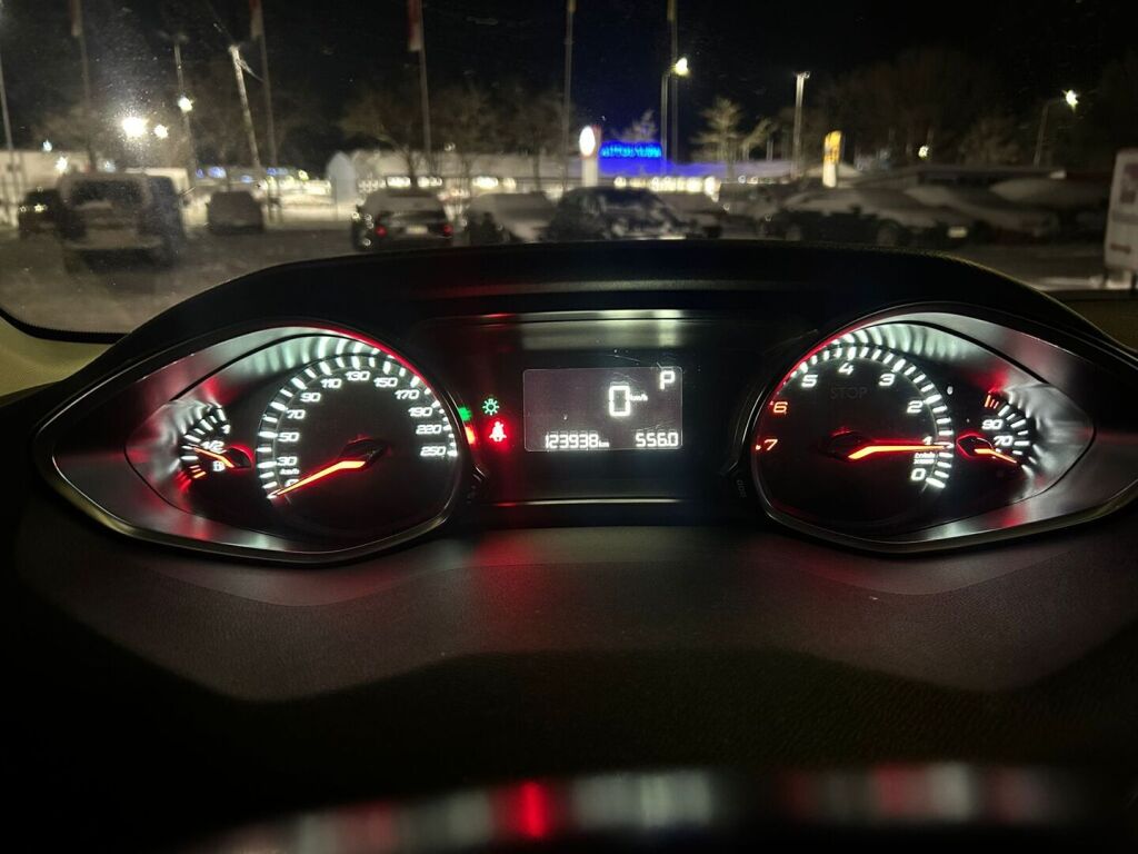 Peugeot 308 2015 Punainen