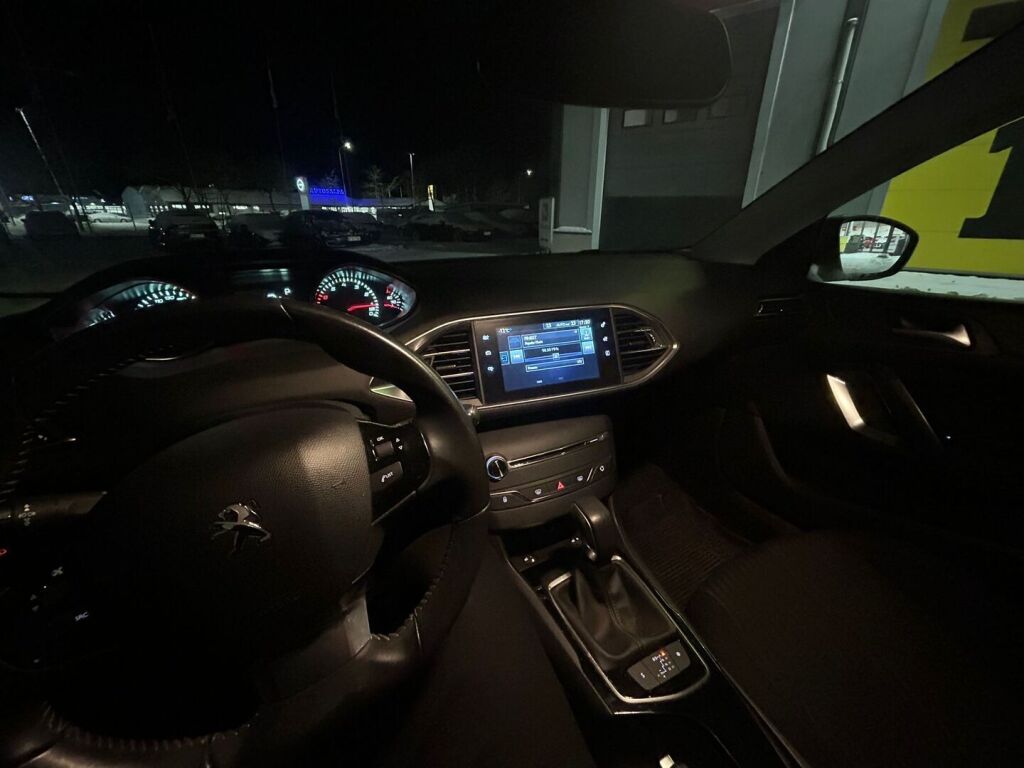 Peugeot 308 2015 Punainen