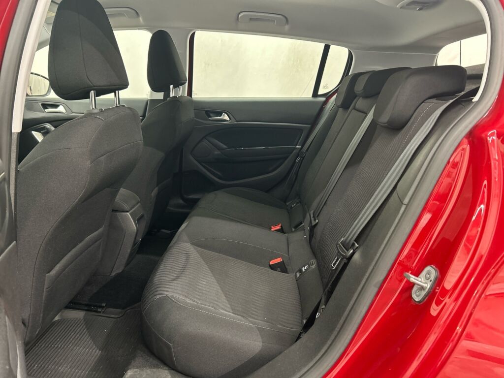 Peugeot 308 2015 Punainen