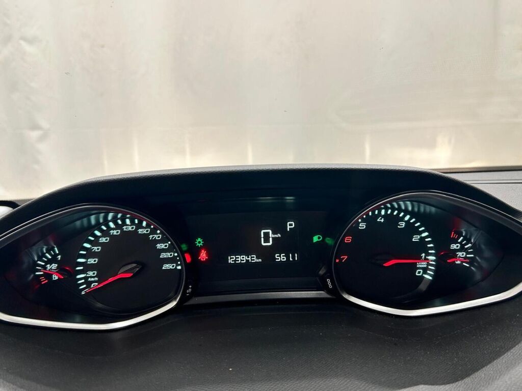 Peugeot 308 2015 Punainen