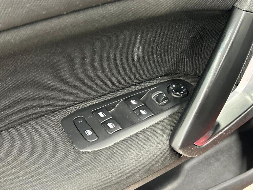 Peugeot 308 2015 Punainen