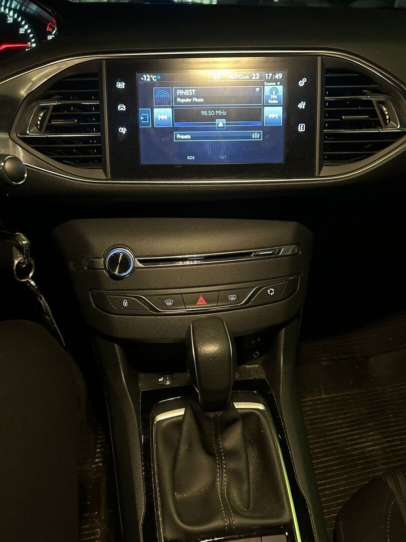 Peugeot 308 2015 Punainen