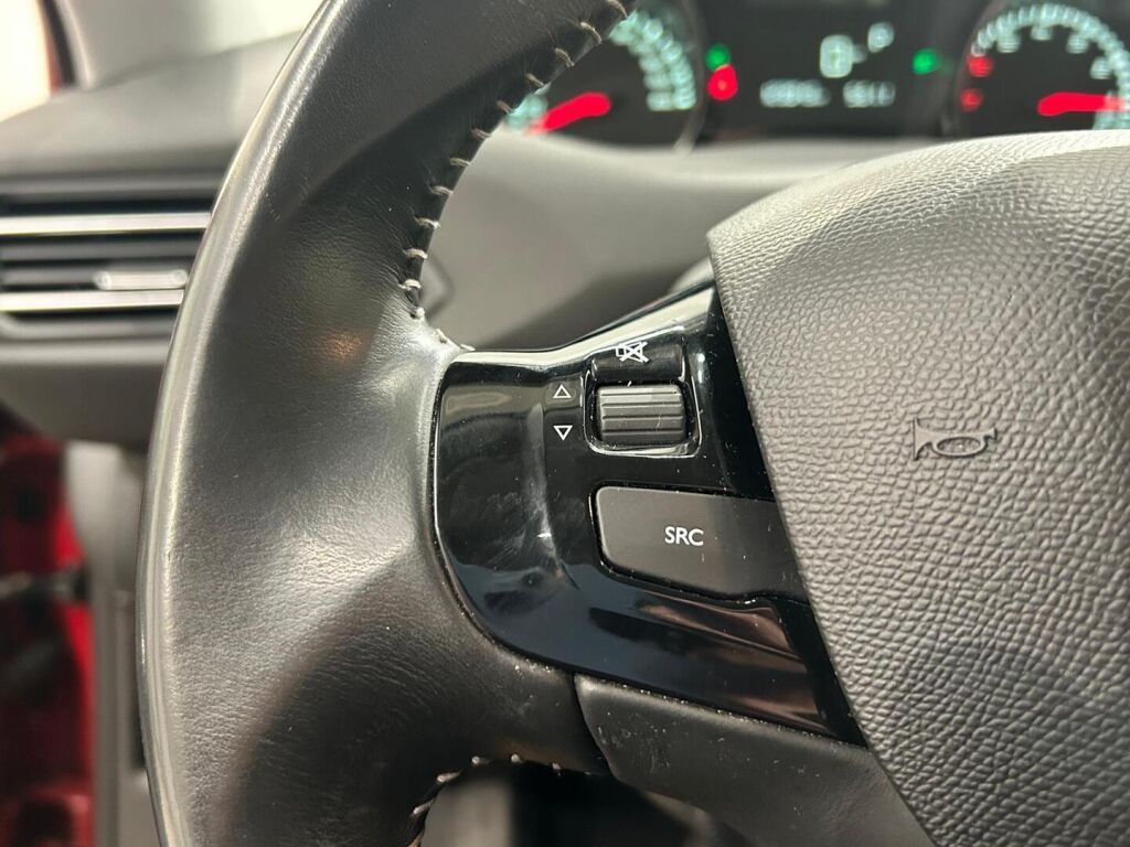 Peugeot 308 2015 Punainen