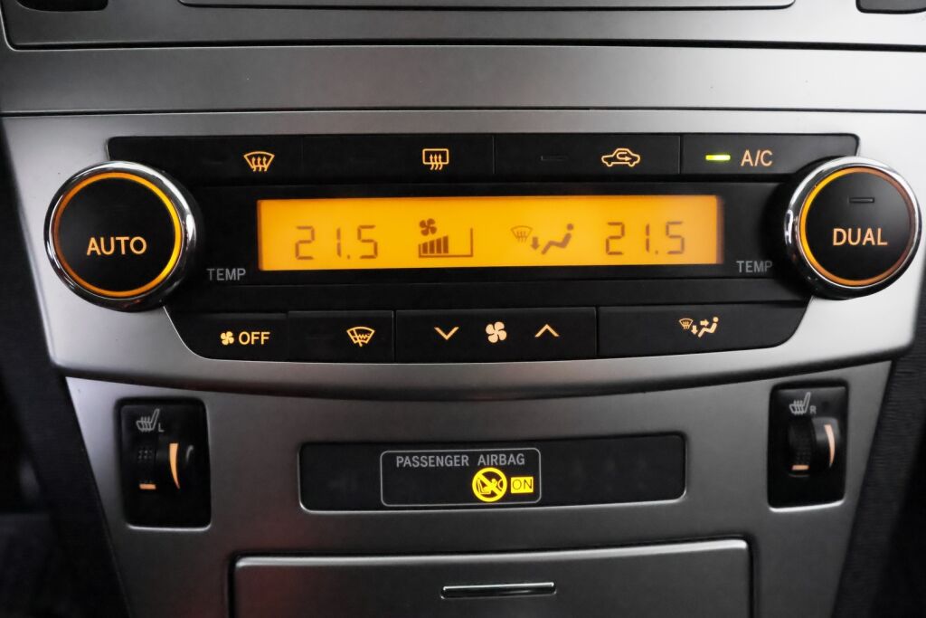 Toyota Avensis 2014 Harmaa