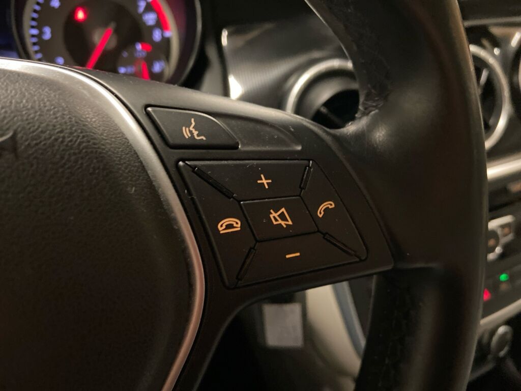 Mercedes-Benz CLA 2015 Punainen