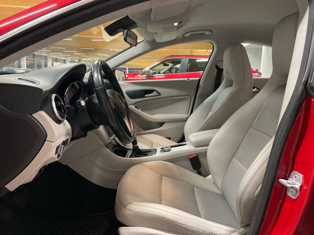 Mercedes-Benz CLA 2015 Punainen